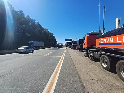 Carga parada na Praça de Pedágio de Jacareí.