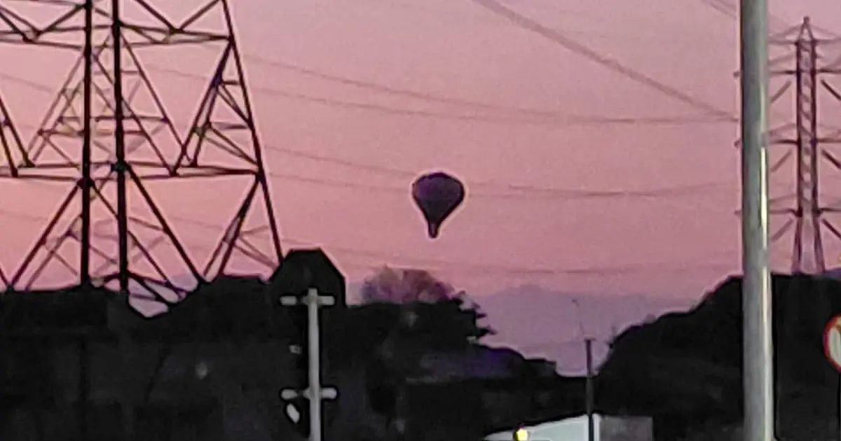 Dois balões caem em São José; explosão deixa bairro sem energia