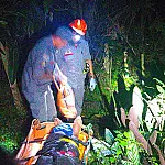 Bombeiros e Samu resgatam idoso após AVC em residência de difícil acesso em Ubatuba