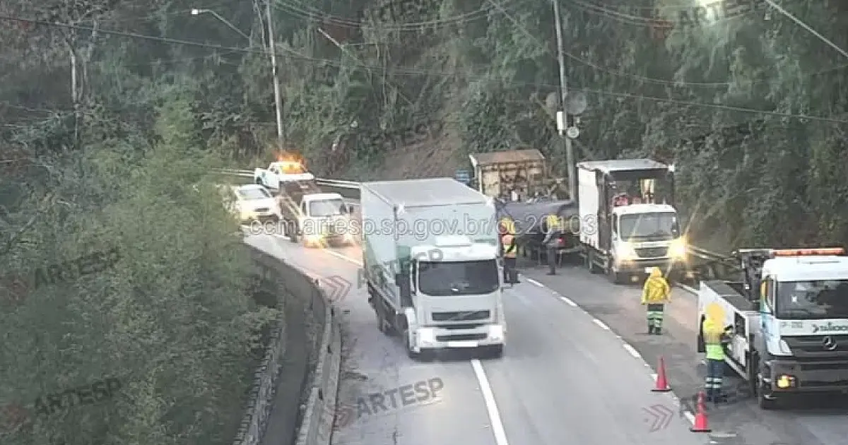 Queda de carga de caminhão bloqueia faixas da Rodovia dos Tamoios