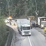 Queda de carga de caminhão bloqueia faixas da Rodovia dos Tamoios