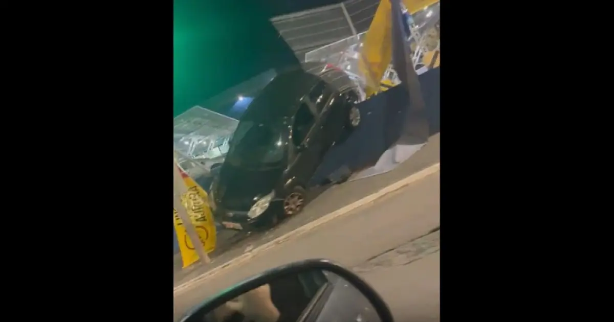 Vídeo registra carro pendurado após acidente no bairro Vista Verde, em São José