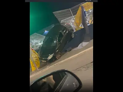 Vídeo registra carro pendurado após acidente no bairro Vista Verde, em São José