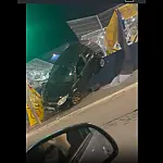 Vídeo registra carro pendurado após acidente no bairro Vista Verde, em São José