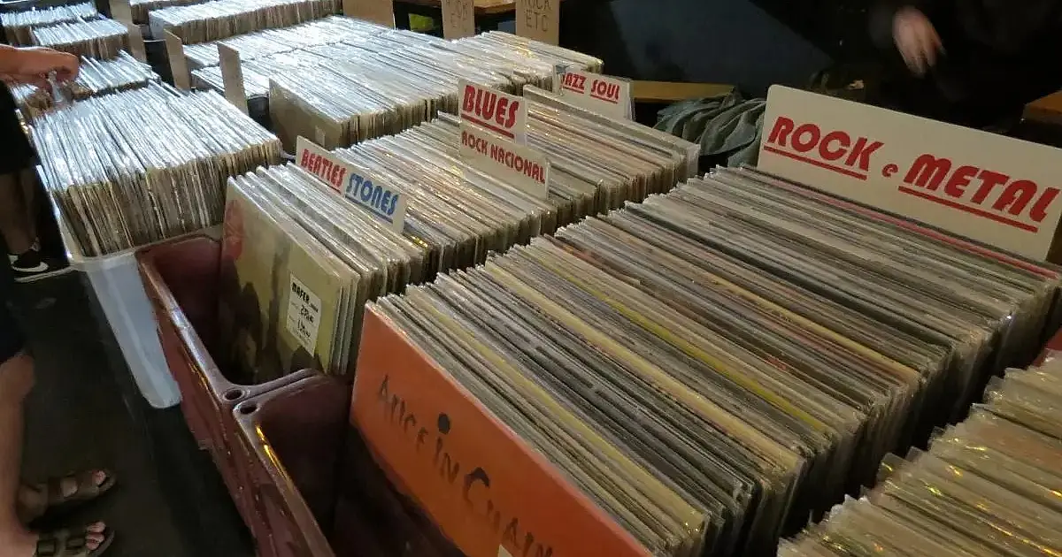 Edição gratuita de feira de vinil reúne acervo de 15 mil discos em São José