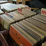 Edição gratuita de feira de vinil reúne acervo de 15 mil discos em São José