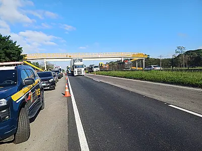 Acidente envolvendo seis veículos é registrado no km 140 da Dutra.