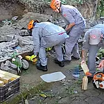 Muro desaba no Jardim Califórnia, idoso é reanimado e morre horas depois no hospital em Caraguá